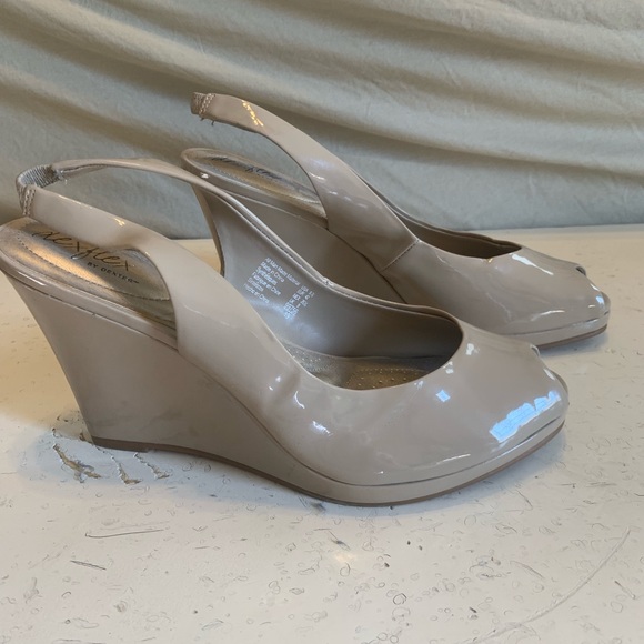 Nude Dexter by Dexter Patent Leather Wedges 👏🏽 - Picture 2 of 5